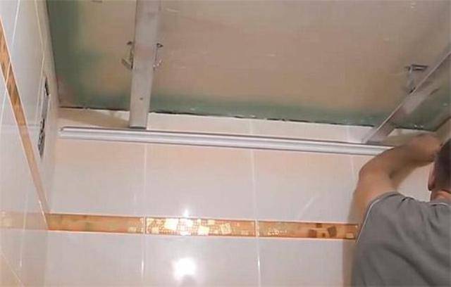 Потолок в ванной из пластиковых панелей секреты монтажа