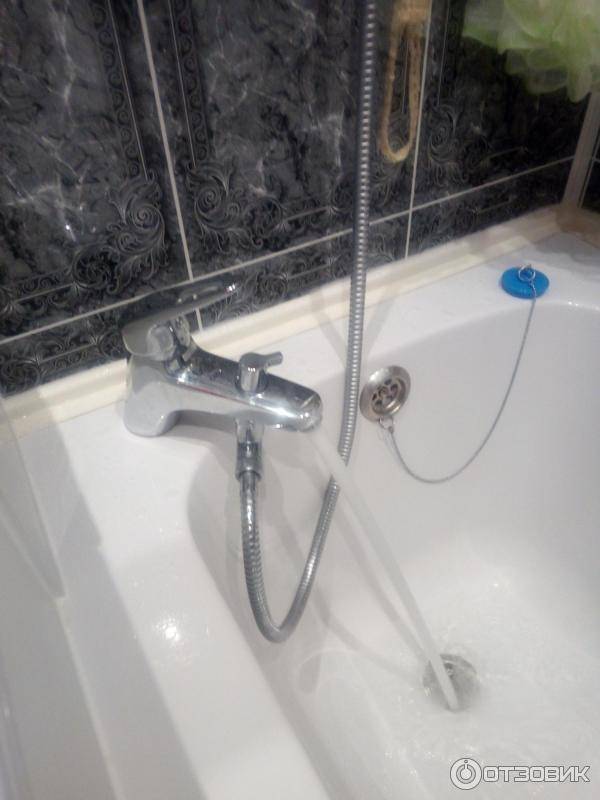 Как выбрать смеситель с душем для ванной комнаты: виды и монтаж