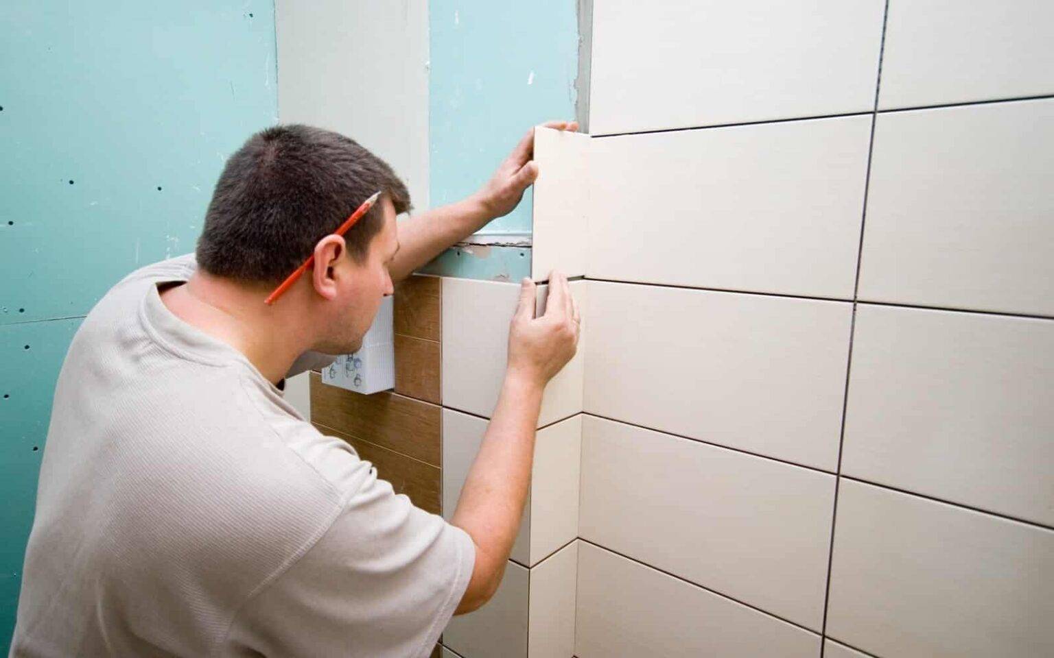 Практические советы как приклеить плитку на стену в ванной комнате