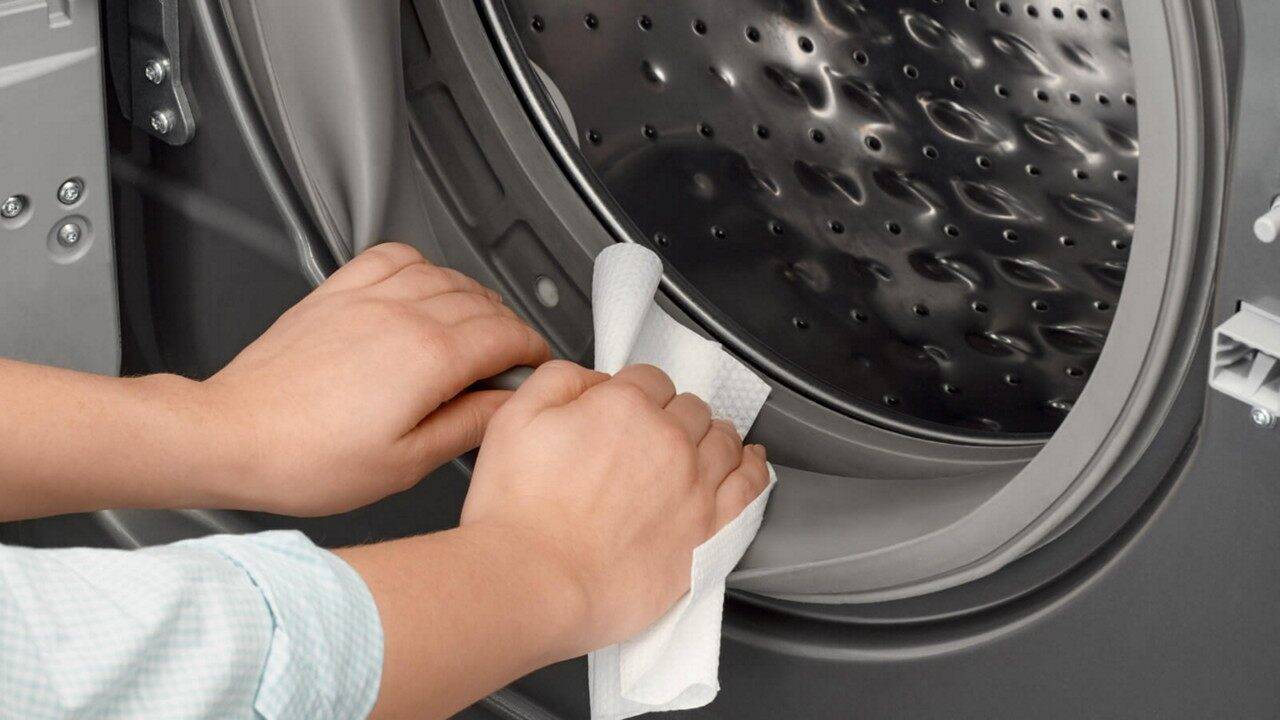 Чем отличается порошок для ручной стирки от автомата, можно ли сыпать в машинку первый и стирать руками вторым, почему нельзя и что будет, если использовать?