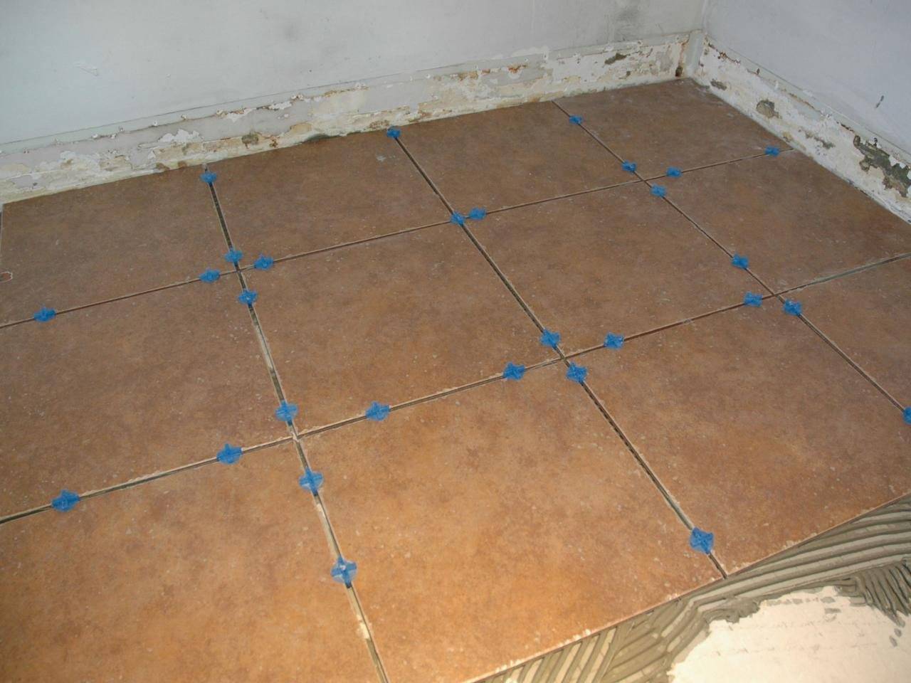 Укладка плитки на деревянный пол в частном доме