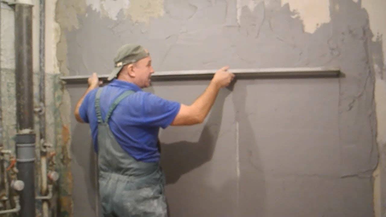 Процесс выравнивая стен под укладку плитки