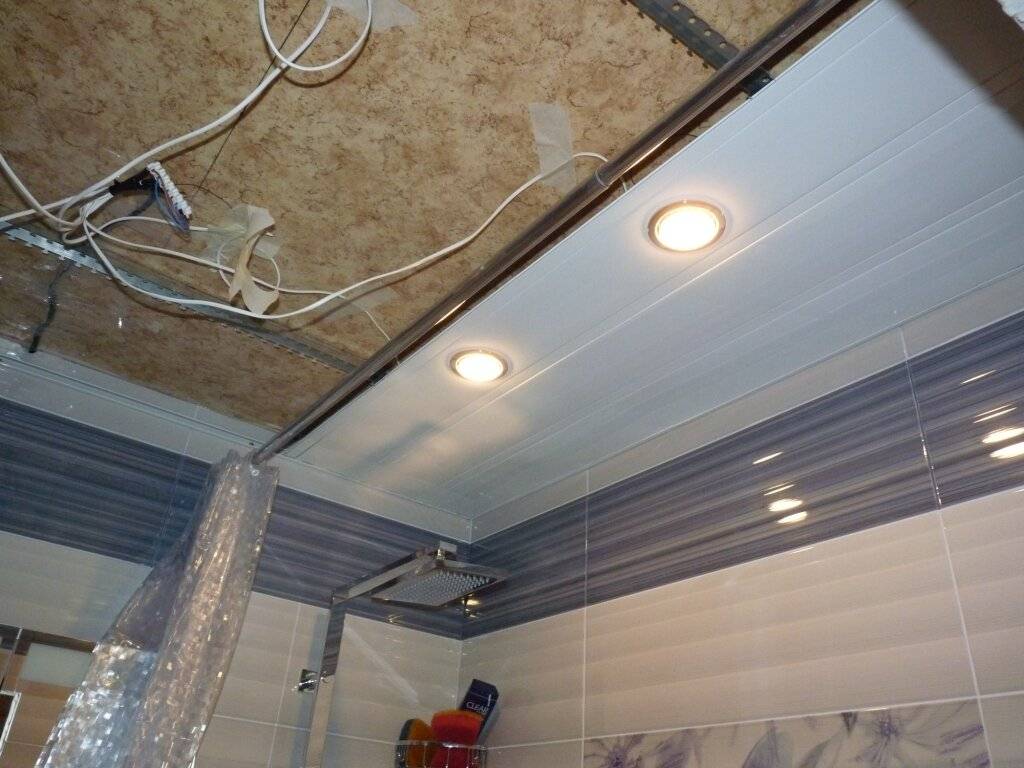 Какой потолок лучше сделать в ванной комнате: 13 вариантов отделки