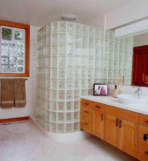 Стены и перегородки из стеклянного кирпича - особенности и преимущества