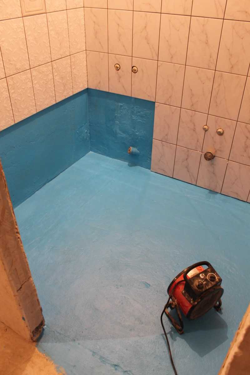 Жидкая гидроизоляция ванна. Гидроизоляция в ванной под плитку технология. Гидроизоляция стен и пола. Гидроизоляция для ванной. Гидроизоляция ванной комнаты.