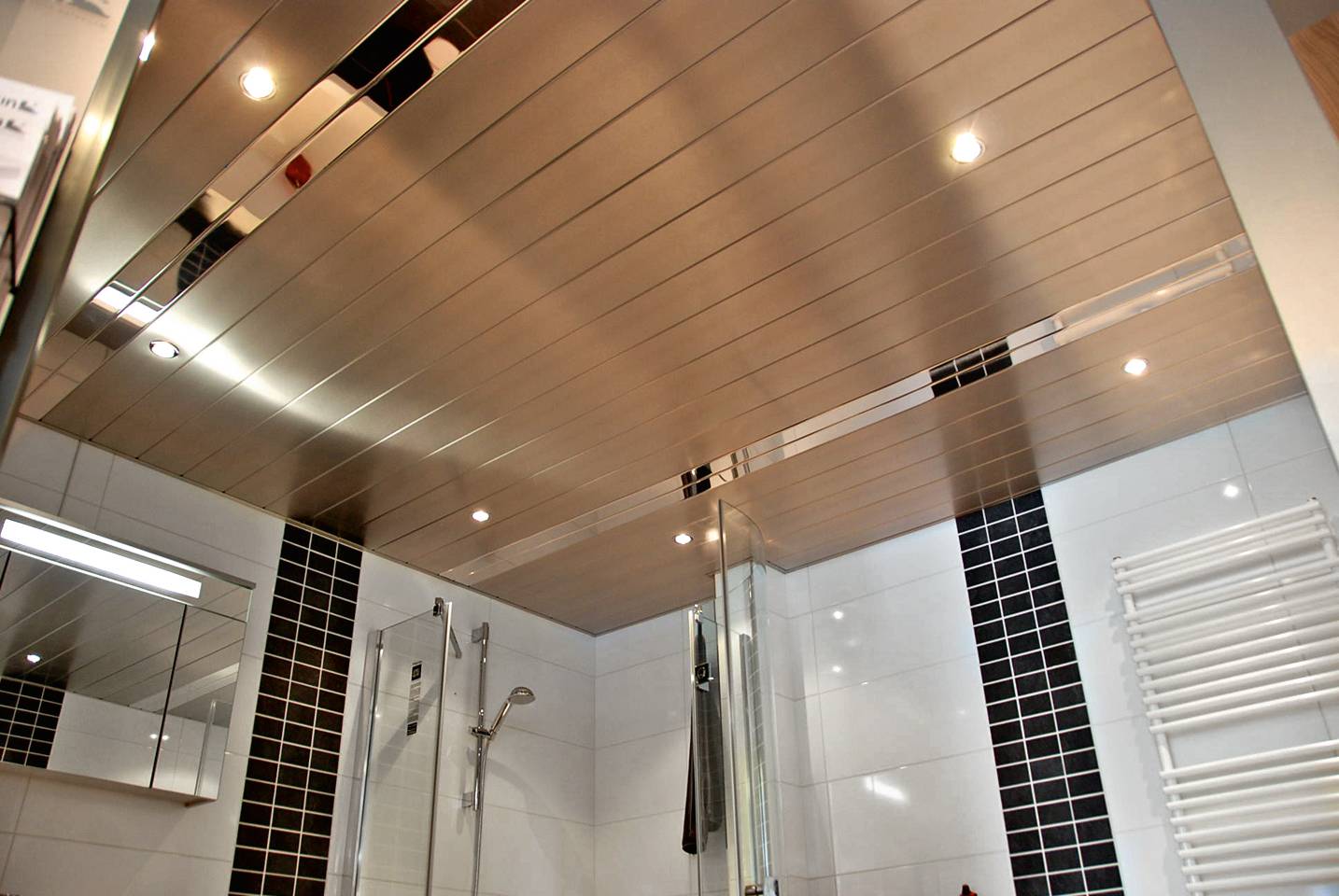 Какой потолок лучше сделать в ванной: советы по выбору материала