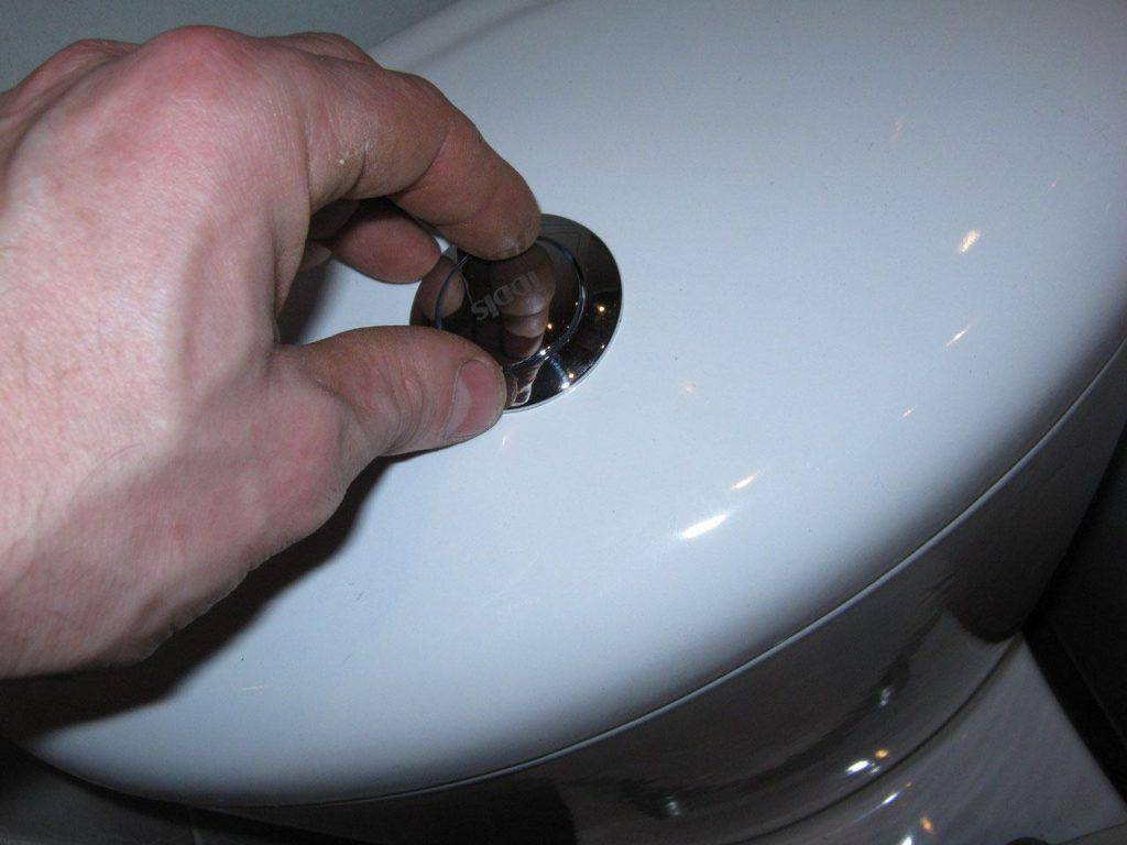 Не работает кнопка в унитазе: как починить сливной бачок с кнопкой своими руками