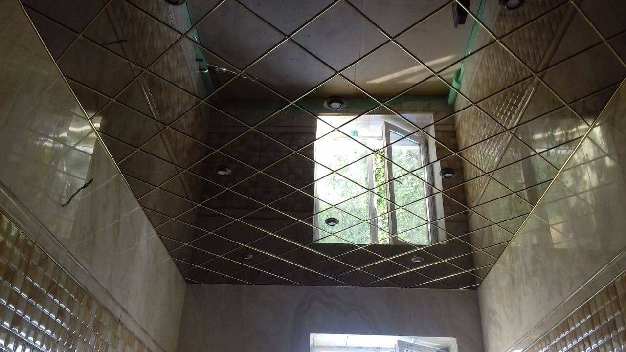 Стеклянный подвесной потолок с подсветкой в спальне и ванной