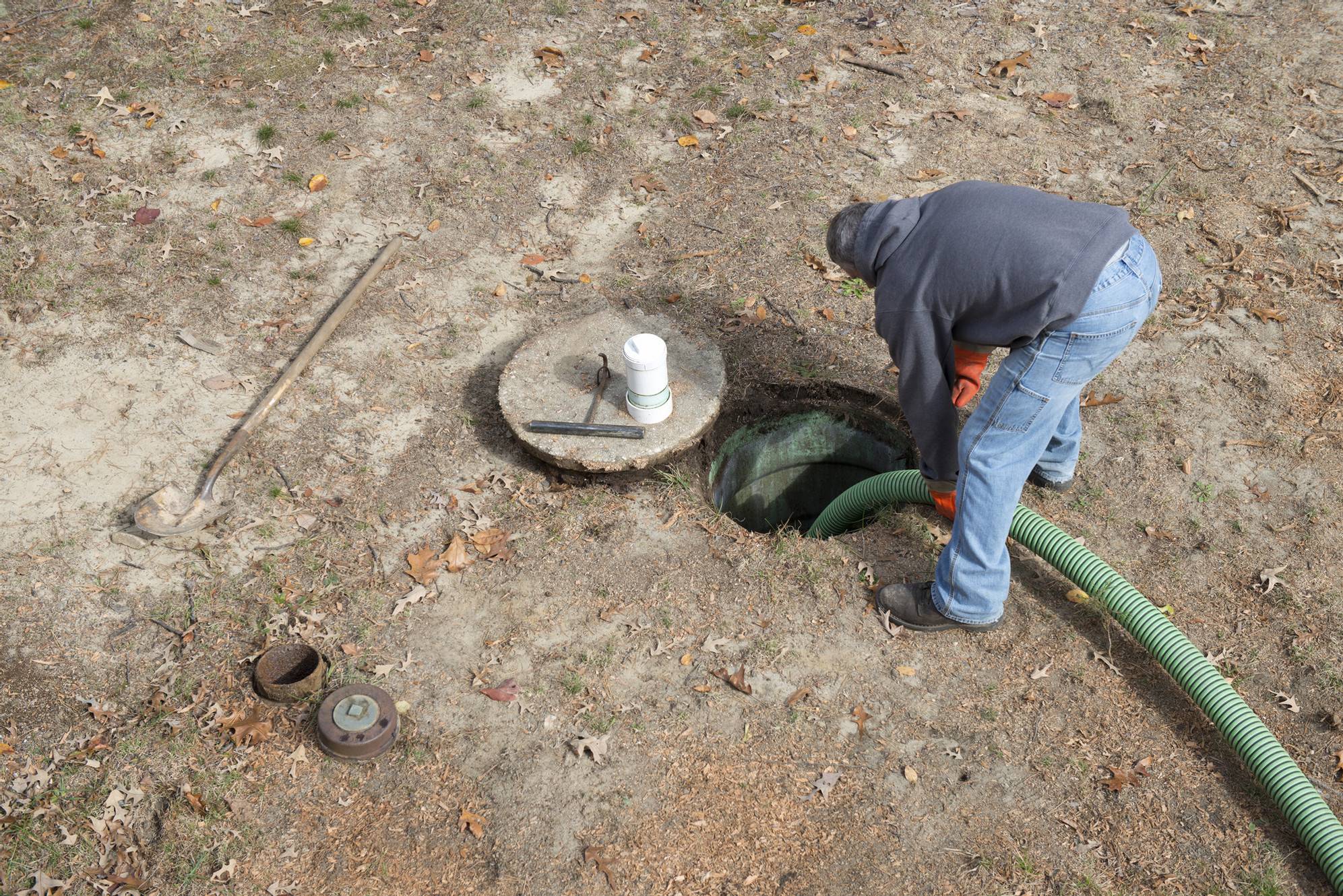 Как очистить выгребную яму без откачки и с откачкой: способы очистки
