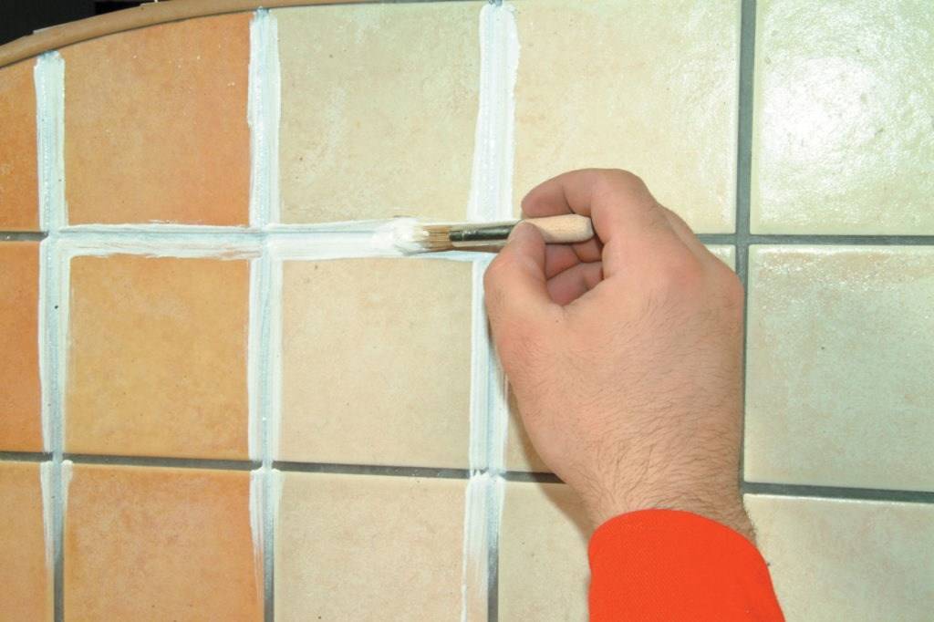 Подготовка плитки под покраску: зачем это нужно?