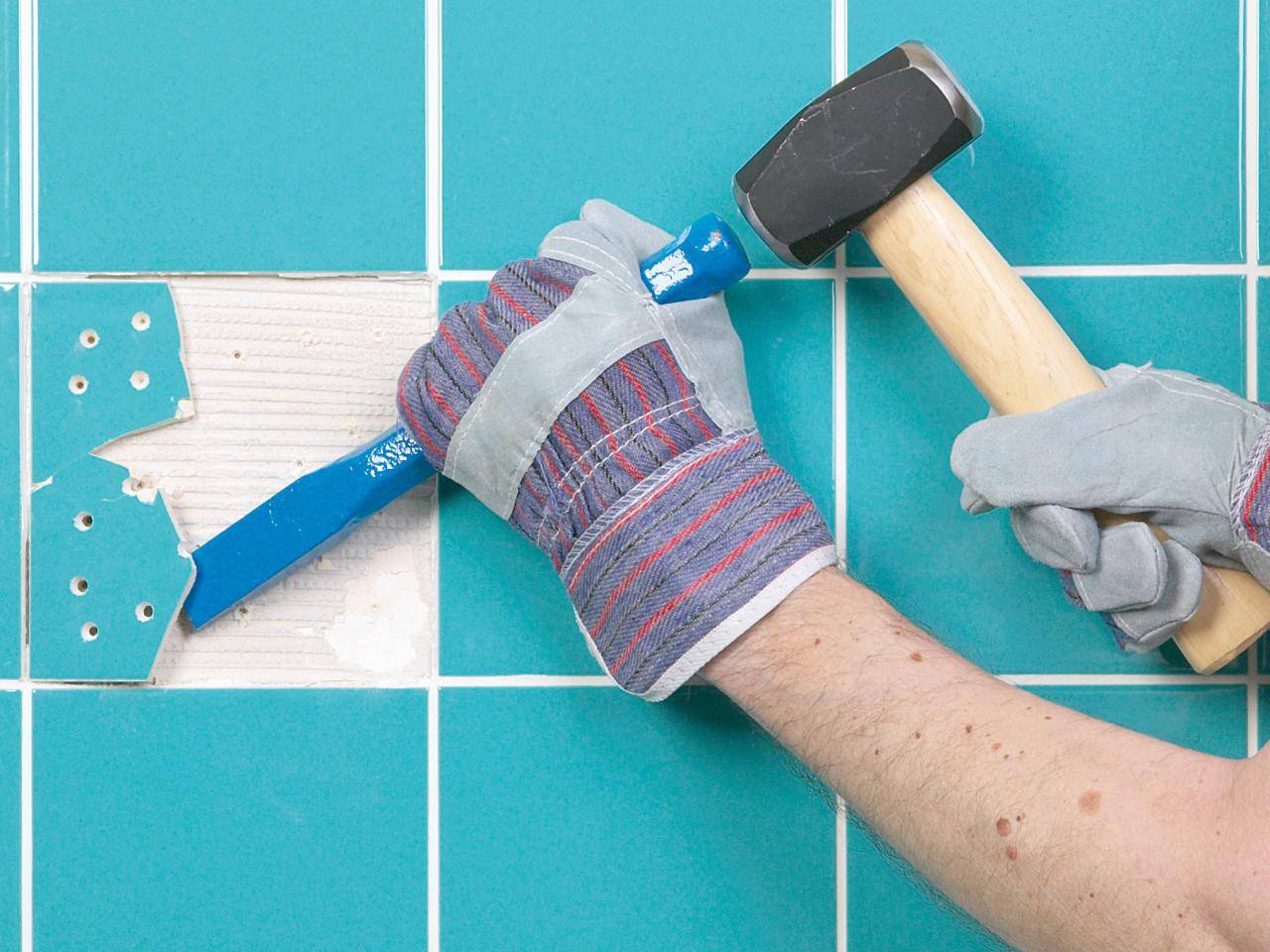 Как приклеить отклеившуюся плитку на полу? - строительство и ремонт своими руками от а до я.