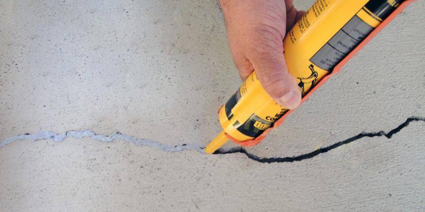 Как и чем заделать трещины и дырки в бетоне