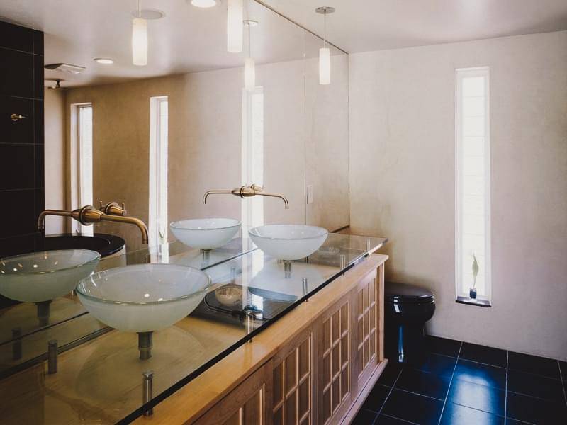 Стеклянные раковины для ванной. плюсы и минусы выбора