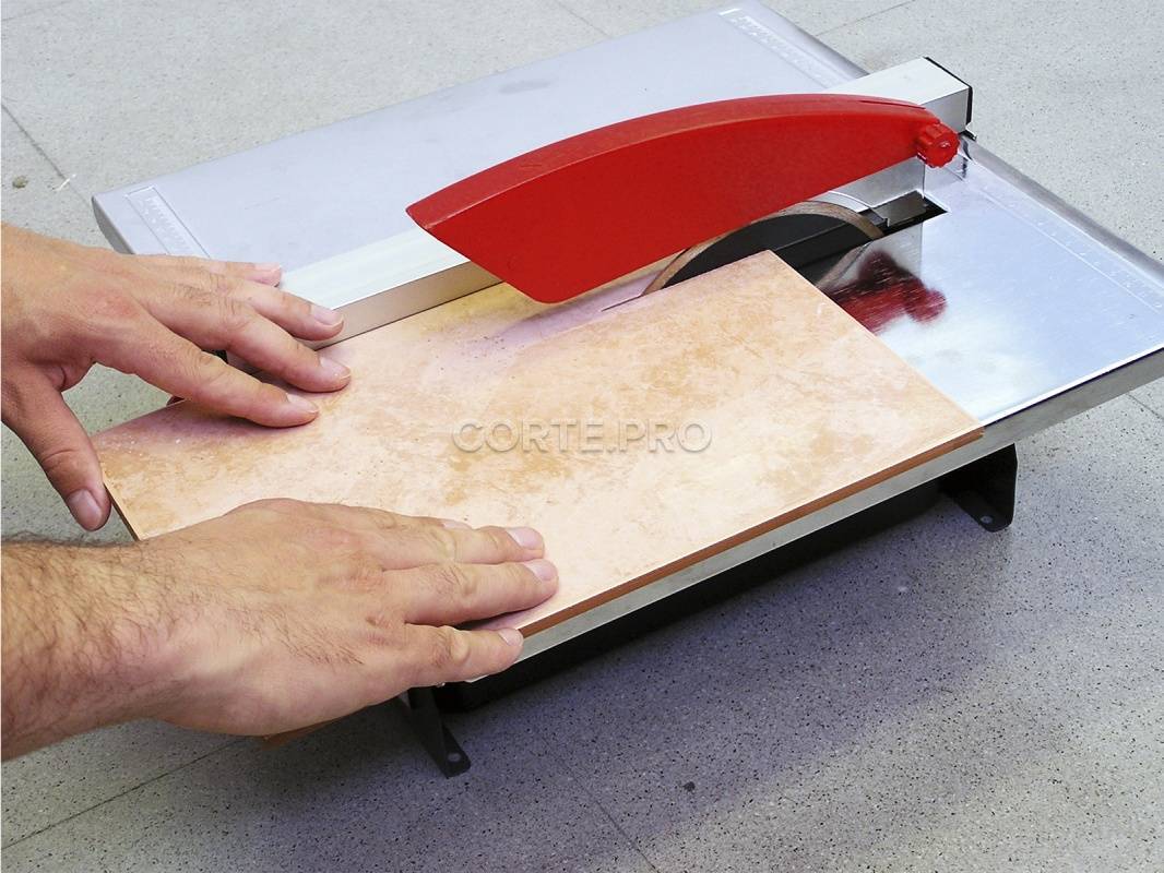 Как резать плитку ручным стеклорезом (видео)