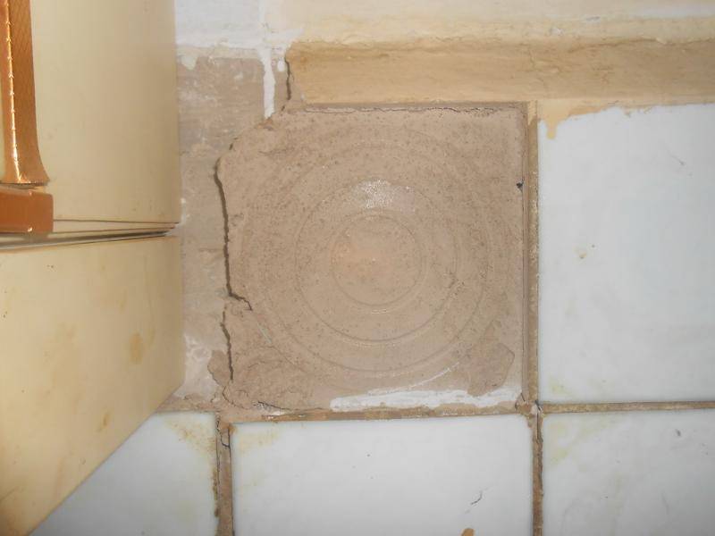 Причины разрушения кладки в ванной, чем приклеить и как монтировать отвалившуюся часть плитки