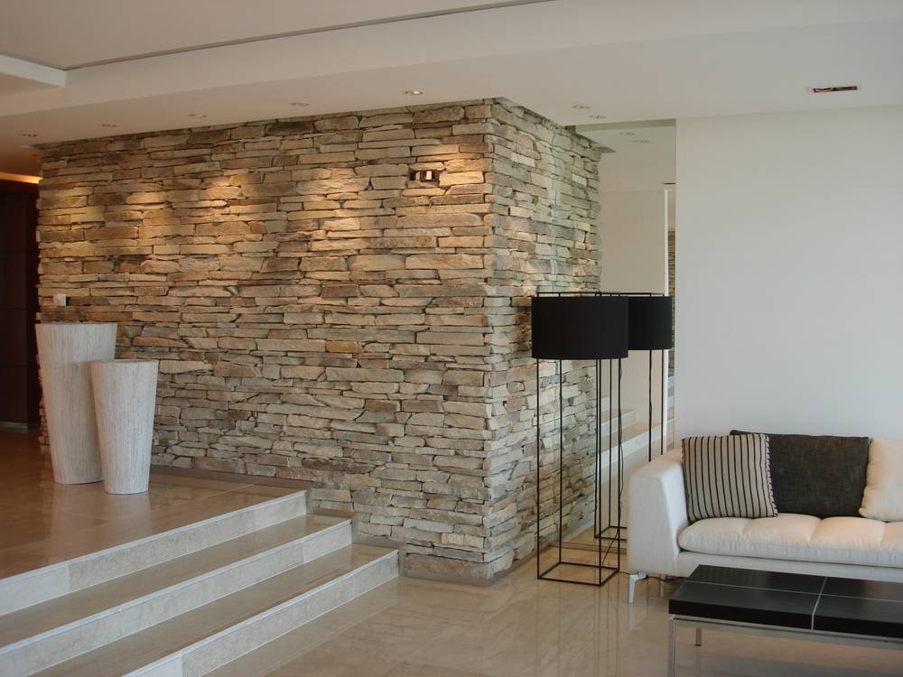 Декоративный камень в интерьере, облицовочный искусственный и натуральный камень для внутренней отделки стен - 49 фото