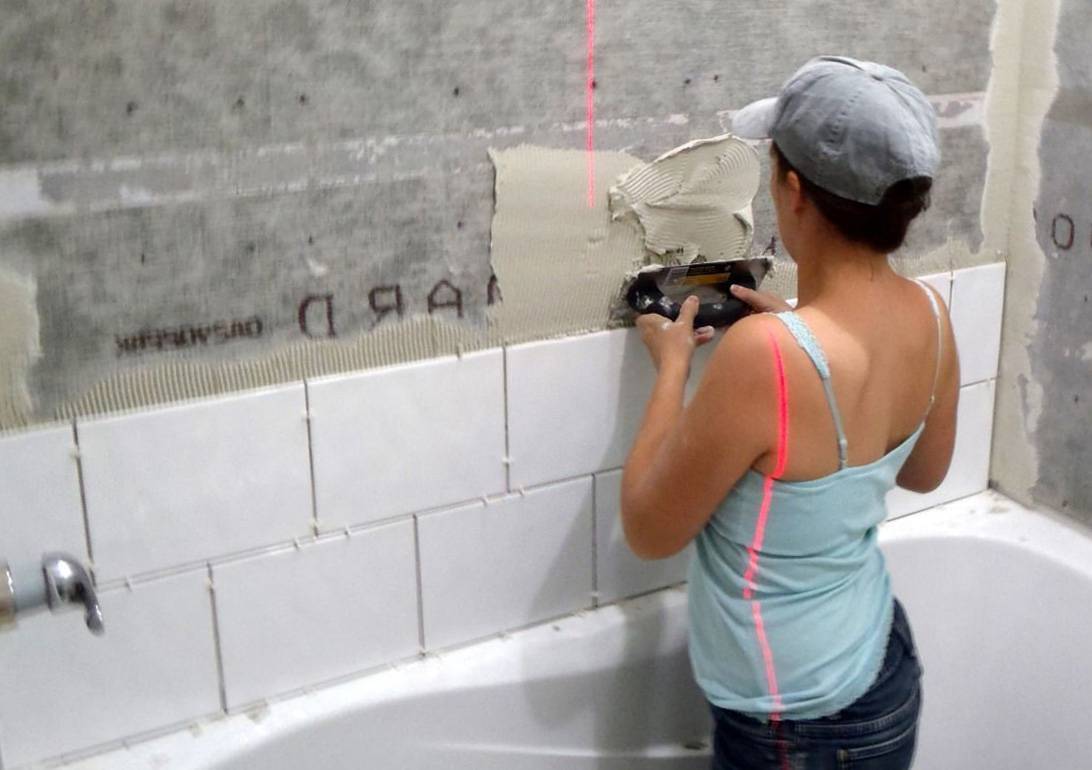 Как класть плитку на стену в ванной: пошаговая инструкция