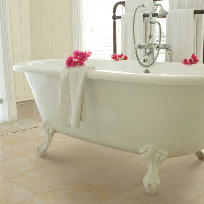 Отдельностоящая ванна (38 фото): преимущества и недостатки чугунных, акриловых изделий на ножках, а также как проводить отделочные работы в помещении