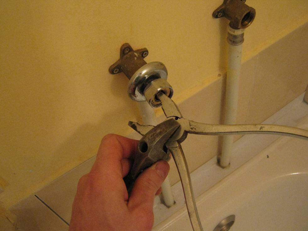 Установка и монтаж смесителя в ванной: как правильно поставить своими руками?