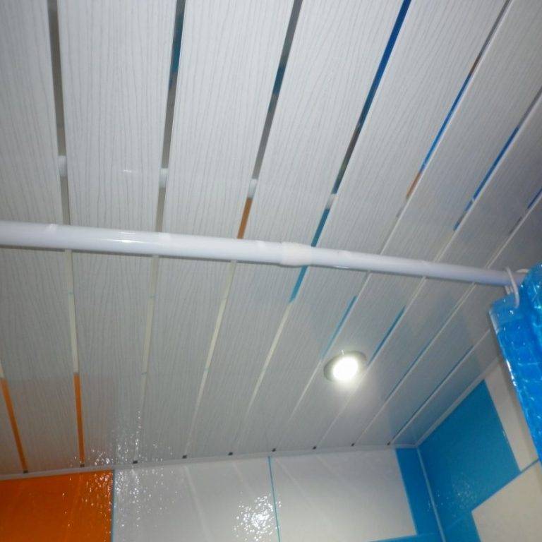 Алюминиевый реечный потолок для ванной: расчет материалов и технология установки - vot-potolok.ru