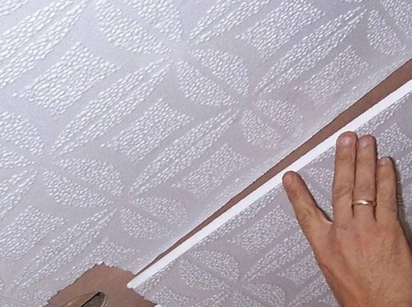Неровный потолок — как поклеить потолочную плитку?