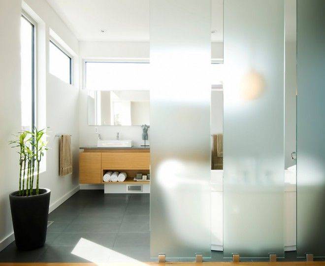 Стеклянная перегородка в ванной комнате: виды, плюсы и минусы