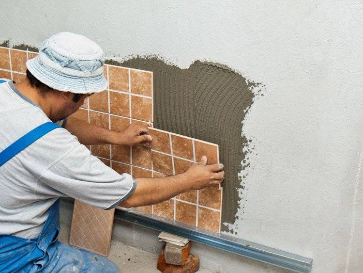 Стоит ли выравнивать стены с помощью плиточного клея: преимущества и недостатки метода, варианты и последовательность работ