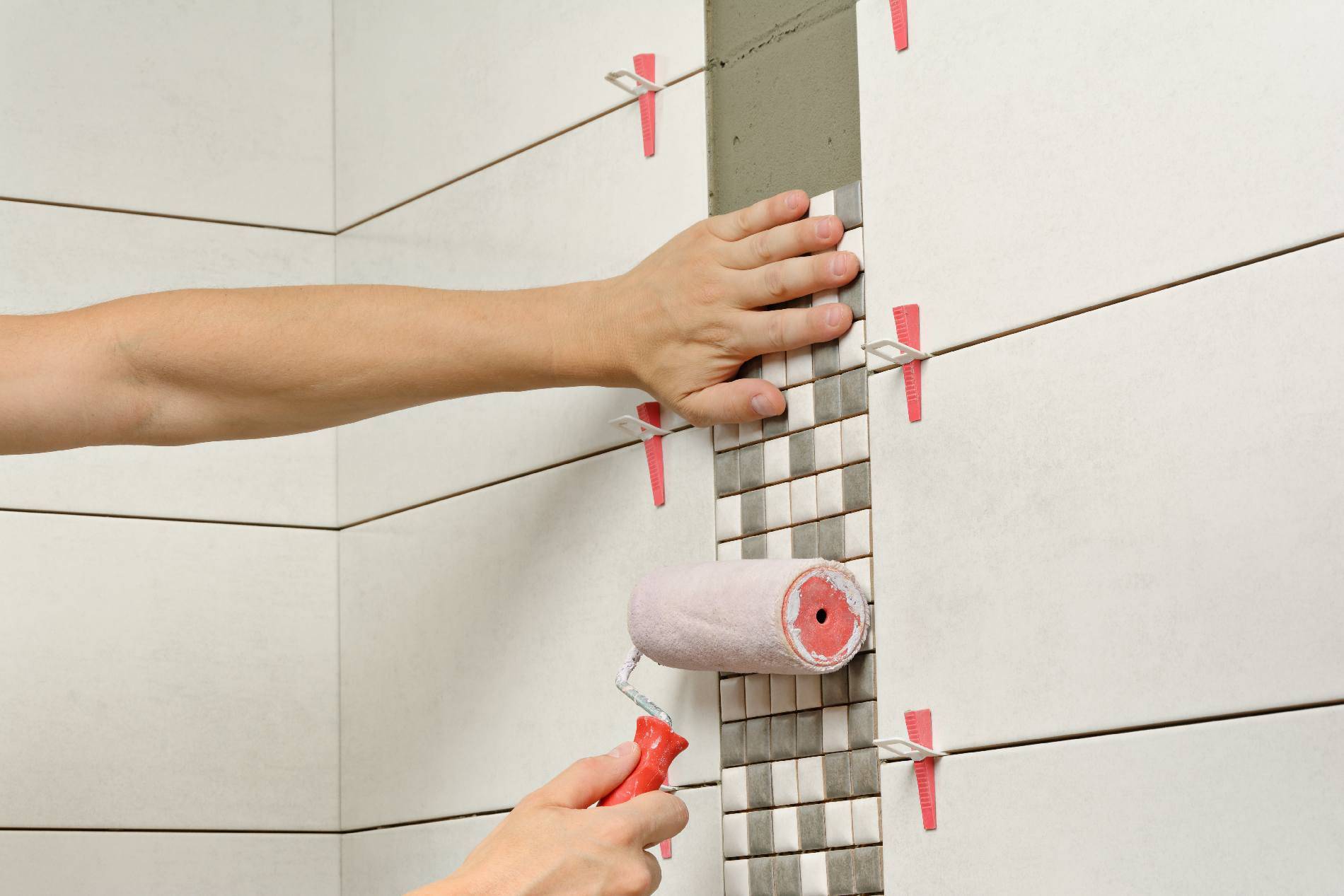 Правила укладки плитки в ванной: инструкция монтажа по этапам, рекомендации