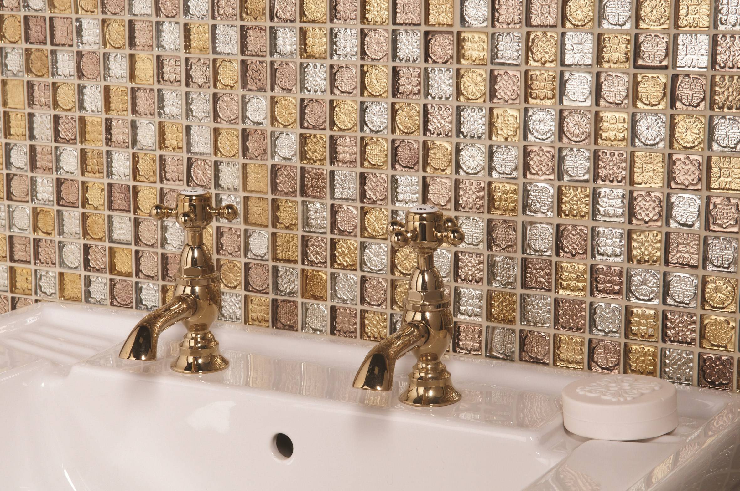 Купить мозаику для ванной plitka mosaica ru. Смальтовая мозаика в интерьере. Мозаика для ванной. Плитка для мозаики. Стекляная мозайка в интертере.