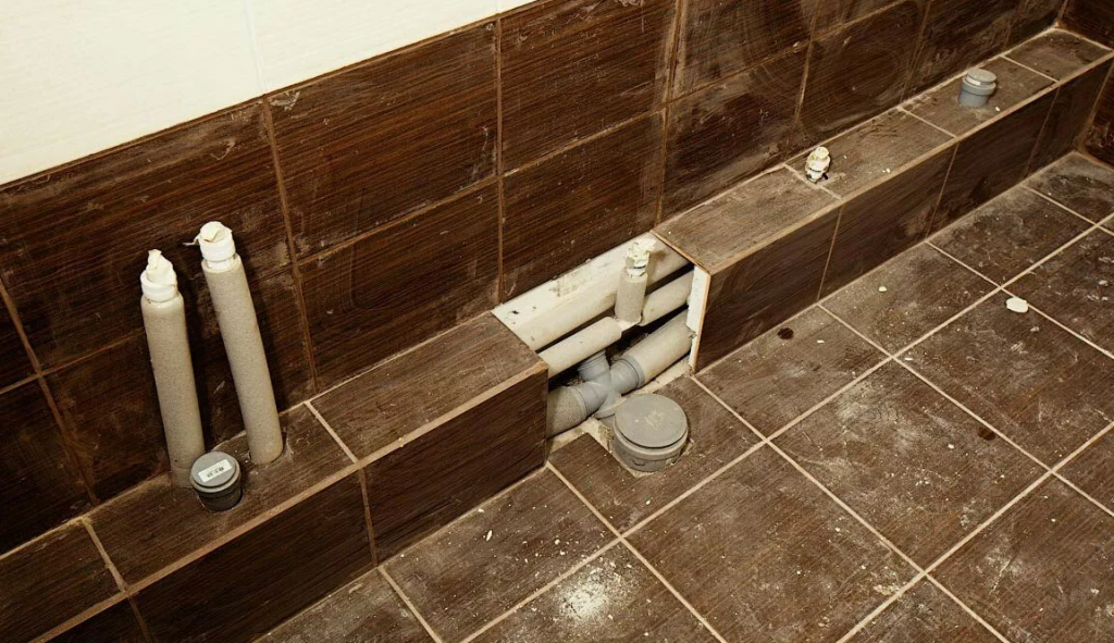 Как закрыть трубы в ванной комнате своими руками?