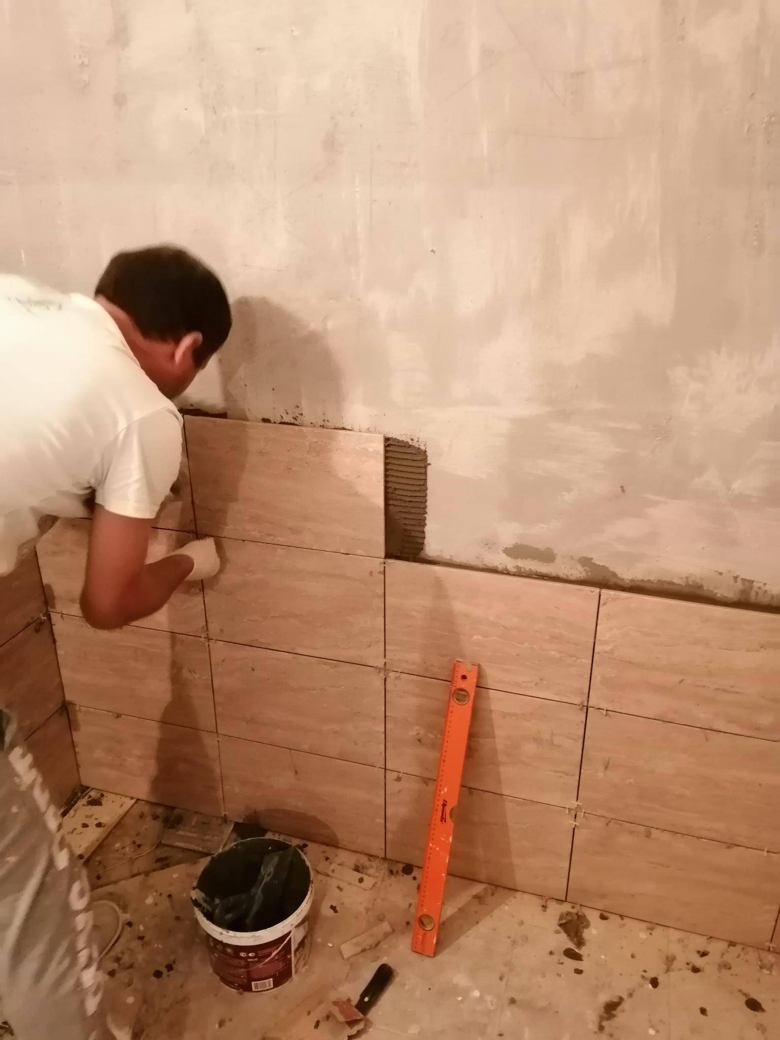 Чем выровнять стену в ванной под плитку – штукатурка или гипсокартон?