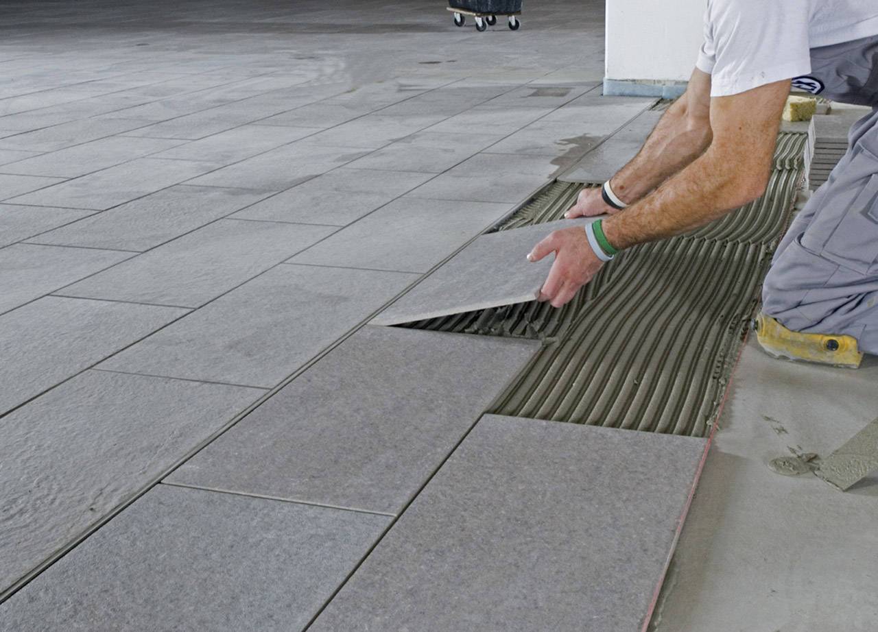 Какой плиточный клей для наружных работ использовать при укладке на улице?