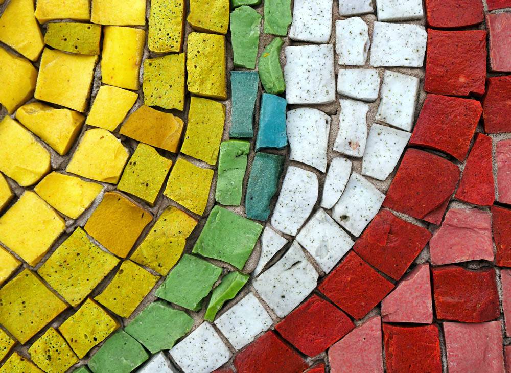 Мозаика из смальты (25 фото): смальтовая мозаичная плитка, техника укладки своими руками, стеклянные и керамические модели в интерьере