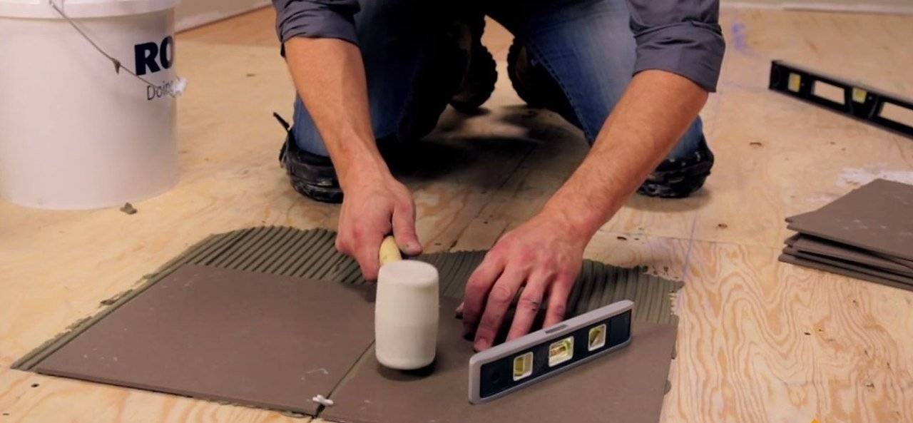 Как положить плитку на осб плиту: можно ли класть на фанеру, укладка и как положить пол, чем приклеить керамическую | онлайн-журнал о ремонте и дизайне