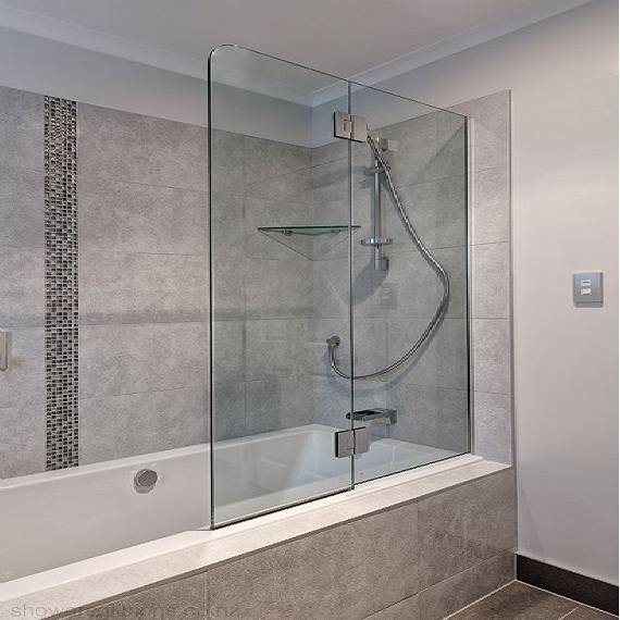 Что лучше стекло в ванную комнату или шторка?