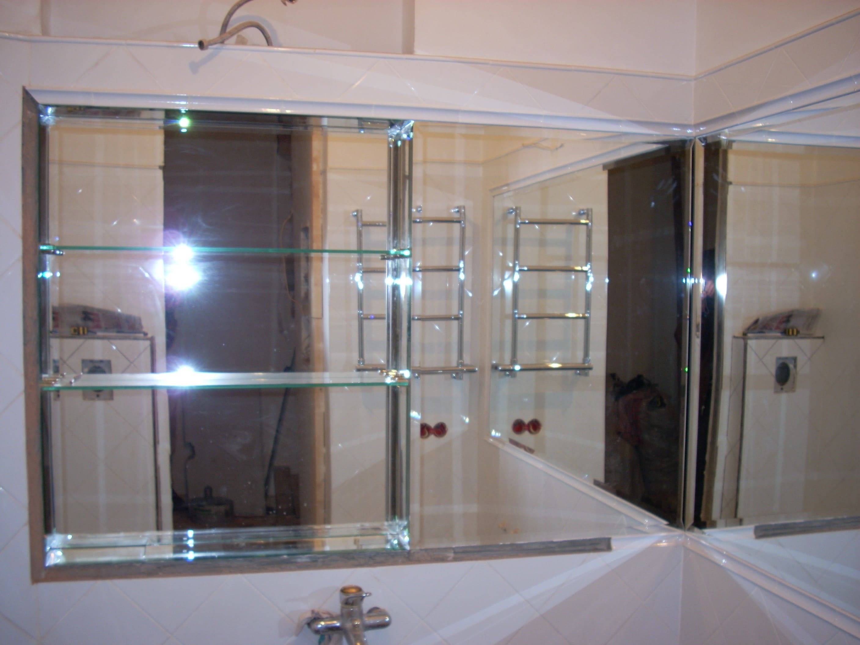 Варианты монтажа зеркала на стене ванной комнаты: рекомендации
