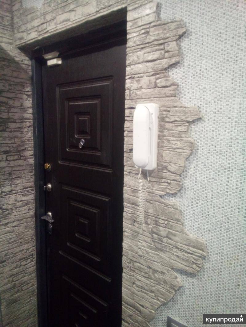 Отделка входной двери декоративным камнем, фото примеров