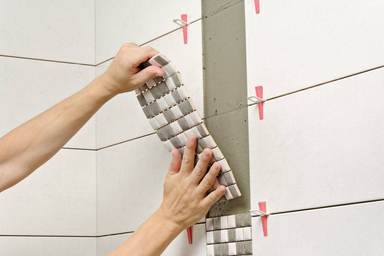 Укладка плитки на стену своими руками: видео и поэтапная инструкция
