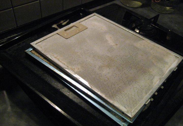 Свежий воздух на кухне: как почистить вытяжку