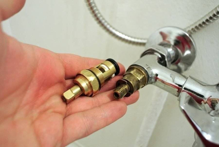 Как поменять кран-буксу в смесителе в ванной своими руками: порядок работ