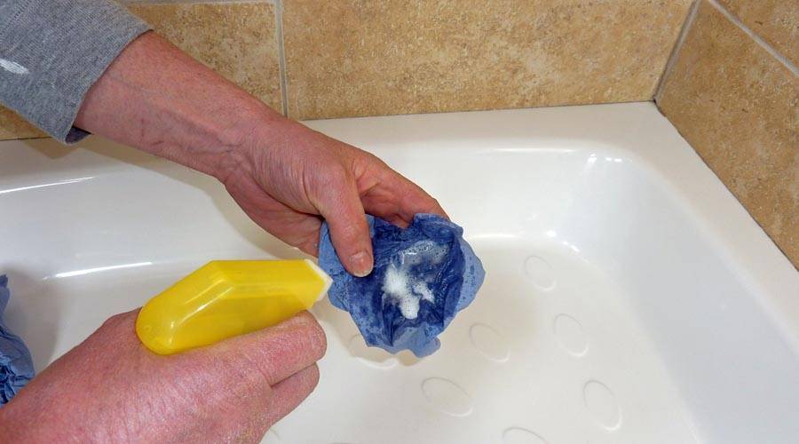 Качественно и без неприятных последствий: как удалить силиконовый герметик с акриловой ванны?