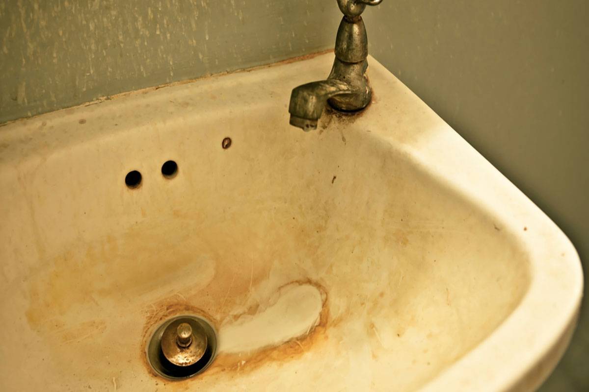 Как почистить ванну из разных материалов в домашних условиях от желтого налета и ржавчины