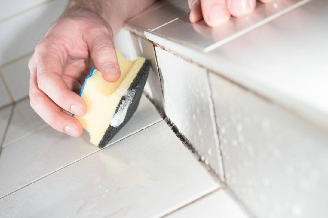 Как отмыть рельефную и обычную плитку от затирки после ремонта — средства