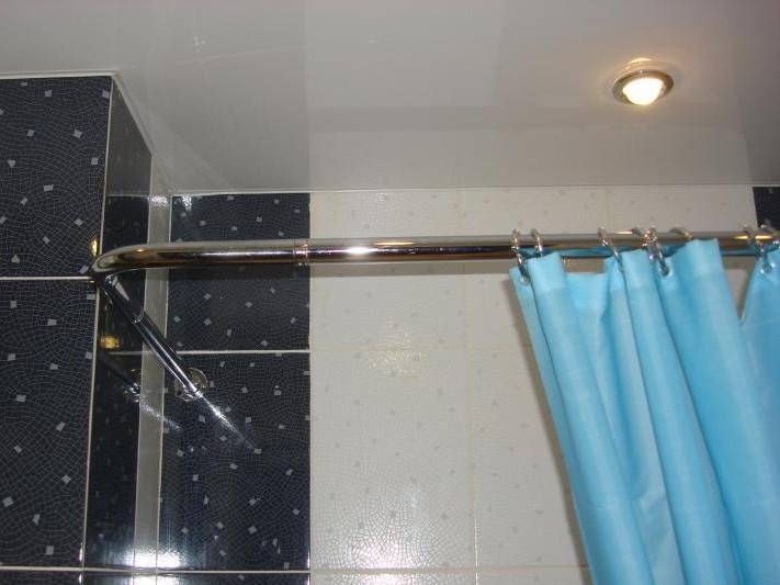 Как повесить шторку в ванной: способы крепления