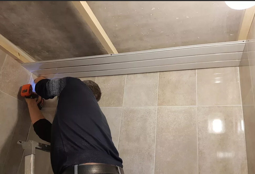 Как сделать потолок в ванной комнате из пластиковых панелей своими руками: фото, видео