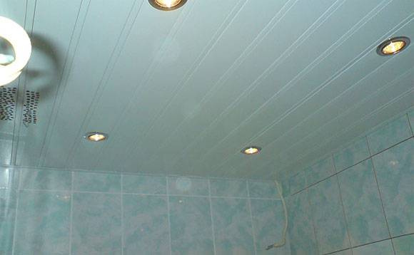 Какой потолок для ванной выбрать?