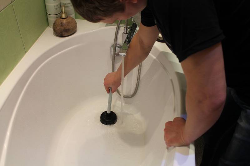 Прочистка канализации устранение засоров: как и чем лучше в домашних условиях пробить трубы