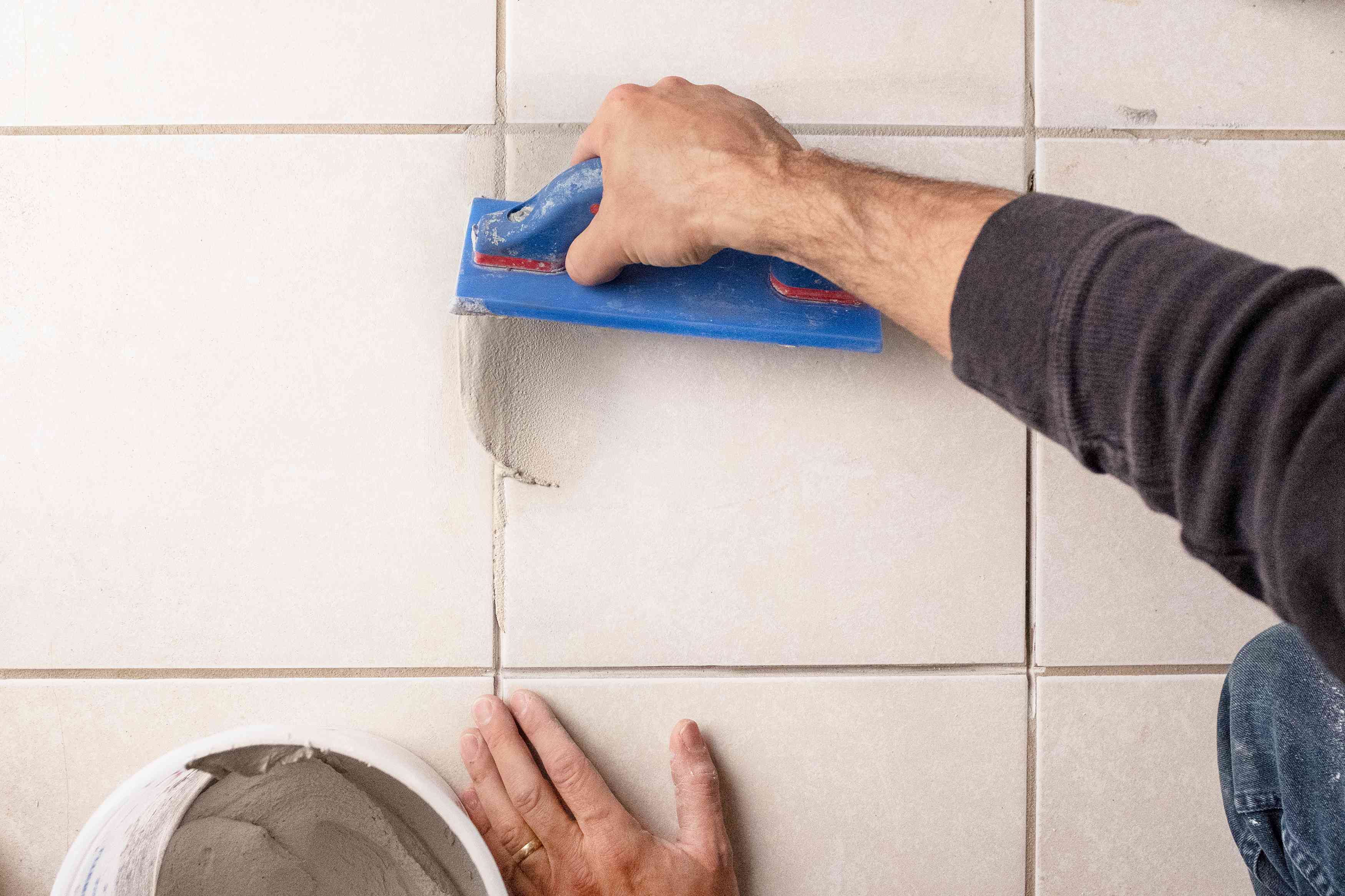 Как затирать швы на плитке на стене в ванной: как правильно зафуговать швы после укладки, последовательность действий и советы, как быстро сделать затирку