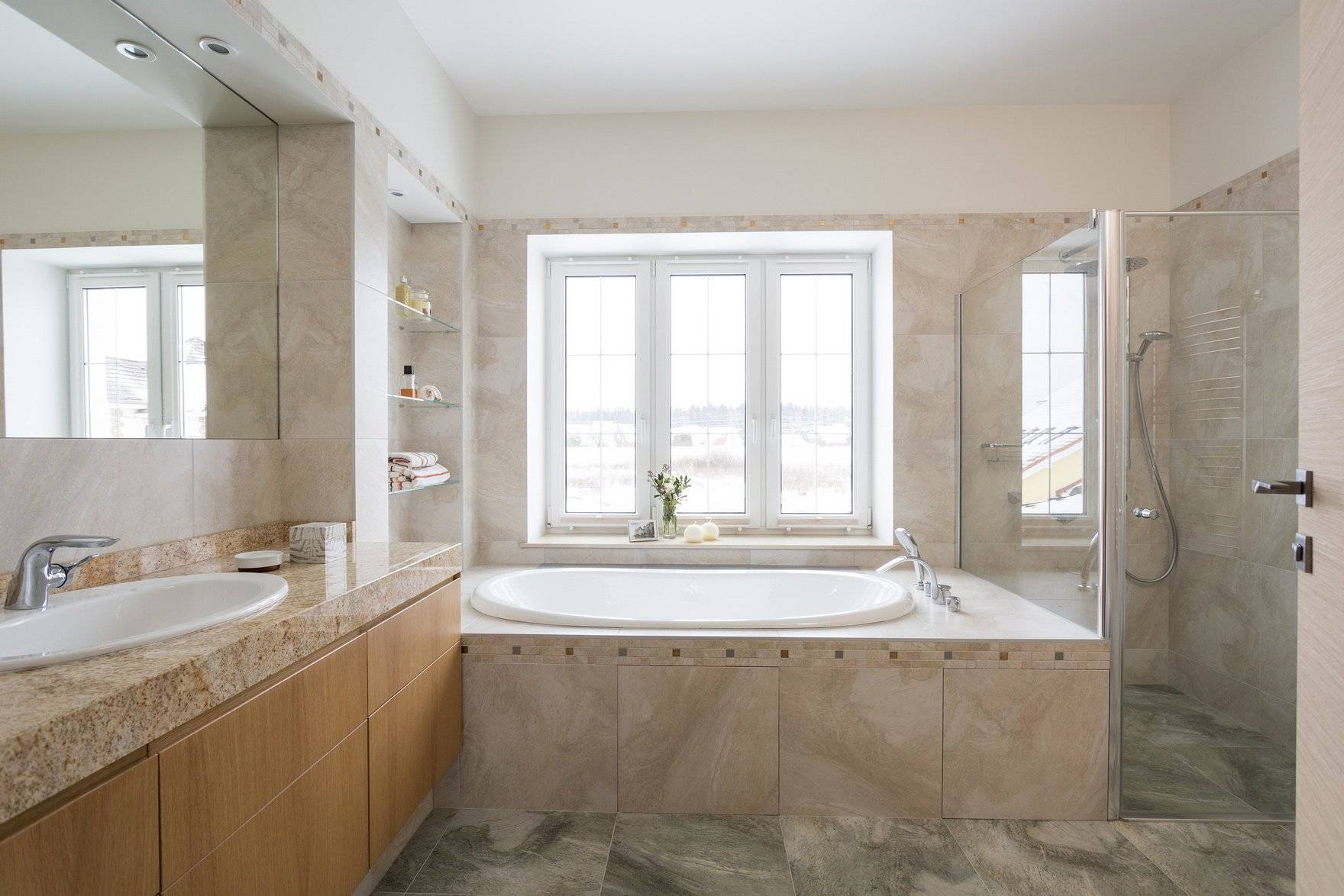 Дизайн ванной комнаты с окном +75 фото примеров