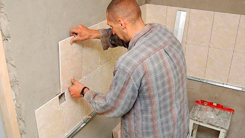 Как правильно класть плитку в ванной на стену своими руками